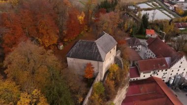 Almanya, Bavyera 'da Stadt Traunreut yakınlarında ortaçağ kalesi Schloss Stein an Traun. Üst ve mağara kale kompleksini gösteren hava perspektifi. Luftbild der Felsenburg Stein an der Traun, Almanya