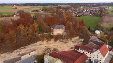 Schloss Stein an der Traun 'un hava manzarası, Traunstein, Bavyera, Almanya. Nagelfluh kayası üzerindeki tarihi kale ve renkli orman..