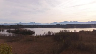 Pelhammer See 'nin hava manzarası, Chiemsee' nin kuzeybatısı, Oberbayern, Bavyera. Eggstaett-Hemhofer Seenplatte 'deki Oval şekilli buzul gölü. Temiz su, ormanlı dağlar, balıkçılar, tekneler, cennet gibi göller.