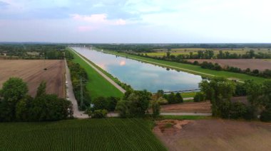 Drohnenaufnahme der Regattaanlage Feldmoching-Oberschleissheim, Muenchen, Deutschland 'de. Tarihler Erbe, Sportstaette, Natur, Wiesen ve Waldlandschaft.