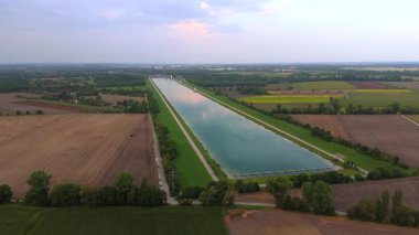 Luftaufnahme des Olympischen Regattazentrums Muenchen, Deutschland. Olympia-Ruder-und Kanustrecke in Dachauer Moos, mit See, Natur und Tribuene.