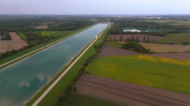 Olympic Regatta Rota Oberschleissheim, Münih, Almanya 'nın insansız hava aracı görüntüsü. Yaz Oyunları 'ndan kalma tarihi kürek ve kano mekanı, doğal manzara ve Bavyera manzarası ile çevrili..