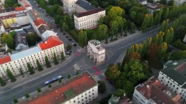 Siegestor, ikonik zafer kemeri, aslanlı Bavyera, Ludwigstrasse, Münih, Almanya, sinematik şehir manzaraları, Avrupa mimarisi ve seyahat için mükemmel