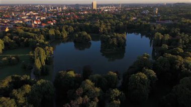 Luftaufnahme vom Kleinhesseloher Münih, Bayern 'deki Englischen Garten' a bakın. Beruehmter Parkı Wasser, Inseln ve Natur. Beliebtes Reiseziel in Deutschland im Sommer.