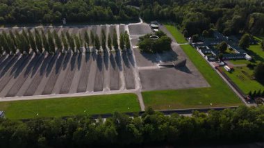 Almanya 'nın Dachau kentindeki tarihi KZ-Gedenkstaette Luftbild, Nazi kampı tarihi havacılık perspektifi, müze sergileri, uluslararası anıt, Ortodoxe Kapelle, Karmel Heilig Blut, gençlik merkezi insansız hava aracı videosu