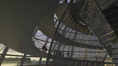 Berlin, Almanya. Şafakta Reichstag cam kubbesi. Gün batımında Berlin 'deki Bundestag' ın cam kubbesinin içindeki sarmal geçit. Kuppel und Dachterrasse des Reichstagsgebaudes