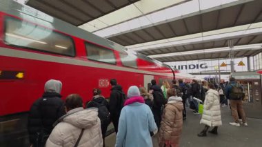 9 Kasım 2025. Münih, Almanya. Kalabalık yolcular Münih ana istasyonunda kırmızı çift katlı trene binip Nuremberg 'e doğru giden Alman demiryolunun yoğun atmosferini yakalıyorlar.
