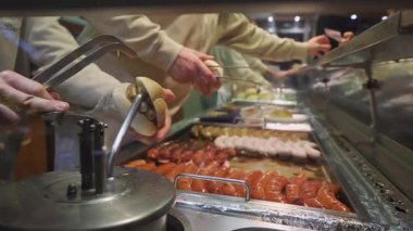 Münih Noel pazarında sıcak tatil yemekleri satan bir yer. Akşam sokak yemekleri sahnesinde şef Bavyera sosisi pişiriyor, onları sıcak, şenlikli ışıkların altına koyuyor..