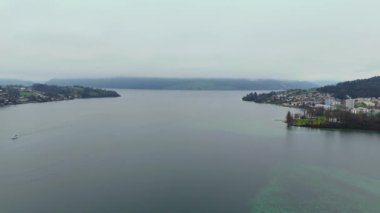 Vierwaldstaettersee, See in der Schweiz, Luzern Luftaufnahme im Herbst bei bewoelktem Wetter. Lac des Quatre-Cantons, Lago dei Quattro Cantoni, Lago di Lucerna, Lai dals Quatter Chantuns hava manzaralı 