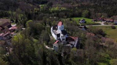 Schloss Elkofen 'in havadan görünüşü, Yukarı Bavyera, Grafing yakınlarındaki yeşil çayırlara kurulmuş tarihi Bavyera kalesi. Manzaralı ortaçağ simgesi, doğanın harmanlanması, miras, zamansız mimari. Burg Elkofen