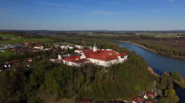 Attel Manastırı 'ndan Luftaufnahme ve Inn Nehri yakınlarındaki Attel Hill' deki St. Michael Kilisesi, Wasserburg am Inn, Bavyera yakınlarında. Tarihi Benedikt bölgesi, manzaralı bahar manzarası, kırsal Almanya cazibesi