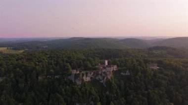 Luftaufnahme Lichtenstein Maerchenschloss Wuerttembergs. Luftbild bei Sonnenuntergang. Tarihçiler: Schloss auf Felsen, Ueber dem Echaztal im Landkreis Reutlingen, Baden-Wuerttemberg, Deutschland. 