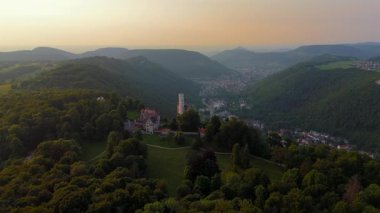 Schloss Lichtenstein 'in insansız hava aracı görüntüsü, Almanya' nın Baden-Wuerttemberg eyaletinin Honau kentinde 19. yüzyıldan kalma bir uçurum kenarı şatosu. Gün batımında Echaz Vadisi ve Swabian Alpleri 'ne bakan altın ışıkta ele geçirildi..