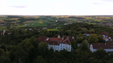 Luftaufnahme Schloss Ortenburg, Alt-Ortenburg, Vorderschloss in Marktes Ortenburg im Landkreis Passau, Niederbayern, Deutschland. Drohnenvideo Rönesans-Hoehenburg mit gut erhaltener Architektur