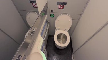 Almanya 'da Deutsche Bahn' da bölgesel bir yolcu treninde küçük, kompakt bir tuvaletin iç manzarası. Bir yolculukta standart, ulaşılamaz umumi tuvaletin işlevsel tasarımı