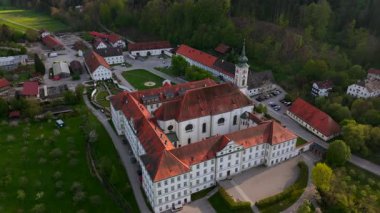 Kloster Schaeftlarn ve tarihi Praelatengarten parkının tepeden aşağı manzarası. Güney Almanya 'da Barok mimarisi, çiçek açan doğa ve panoramik insansız hava aracı perspektifi ile manzara manastırı kompleksi. 