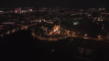 Münih 'teki Bavyera Eyalet Parlamentosu' nun memleketi olan Maximilianeum 'u gösteriyor. Tarihi saray, Isar 'ın üzerinde parlayan bir cephe ışığı ve sinematik bir şehir sahnesiyle yükseliyor.