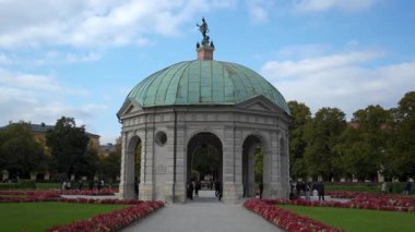 Münih, Almanya. Hofgarten am Odeonsplatz 'ı ara. Hofgarten Münih 'te sonbahar atmosferi, Rönesans köşkünü keşfeden turistler Dianatempel, Bavyera' da huzurlu bir hafta sonu