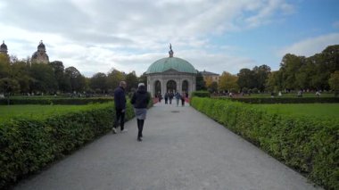 12 Ekim 2025. Münih, Almanya. Hofgarten am Odeonsplatz 'ı ara. Dianatempel im Hofgarten Muenchen, Rönesans Pavillon, Herbstfarben, Spaziergaenger, Wochenende. Almanya..