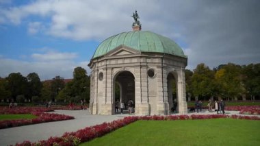 12 Ekim 2025. Münih, Almanya. Hofgarten am Odeonsplatz 'ı ara. Münih Hofgarten 'de Bavyera sonbaharı, canlı yeşillikler, Dianatempel yakınlarında yürüyüş yapan insanlar, hafta sonu dinlenmesi.