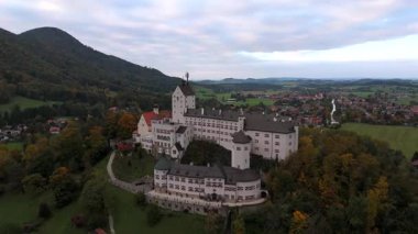 Schloss Hohenaschau, Bavyera 'nın atmosferik havası, Kampenwand tepesi ve kayalık Laubenstein' in aşağısındaki ormanı sis kaplıyor. Schloss im Nebel, bewolkter Tag, Alpenlandschaft, Chiemgau.