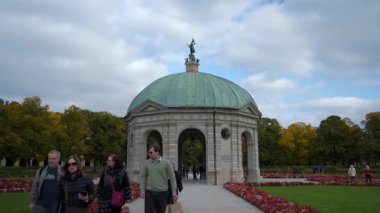 12 Ekim 2025. Münih, Almanya. Hofgarten am Odeonsplatz 'ı ara. Münih Hofgarten 'de Ekim öğleden sonra, turistler ve yerliler Rönesans Dianatempel yakınlarındaki renkli ağaçların arasında yürüyorlar.