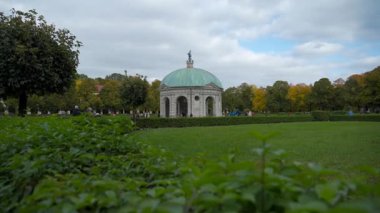 Münih, Almanya. Hofgarten am Odeonsplatz 'ı ara. Dianatempel yakınlarındaki Münih Hofgarten 'de sonbahar günü, turistler tarihi parkta yumuşak Ekim ışığı altında yürüyüp dinleniyorlar