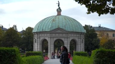 12 Ekim 2025. Münih, Almanya. Hofgarten am Odeonsplatz 'ı ara. Tamam. Muenchen, Deutschland. Hofgarten, Menschen spazieren, kulturelles Erbe, Residenz und Odeonsplatz in der Naehe.