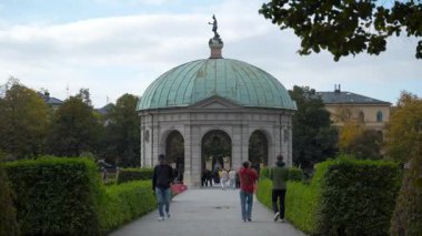 12 Ekim 2025. Münih, Almanya. Hofgarten am Odeonsplatz 'ı ara. Muenchen im Herbst, Hofgarten mit Schalenbrunnen und Dianatempel, Touristen geniessen Spaziergang im Stadtzentrum