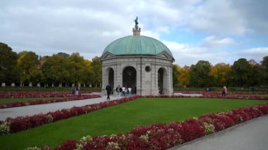 12 Ekim 2025. Münih, Almanya. Hofgarten am Odeonsplatz 'ı ara. Münih Hofgarten 'deki Dianatempel' de güzel bir sonbahar parkı sahnesi, sonbahar renkleri, gezen turistler, tatil zamanı.