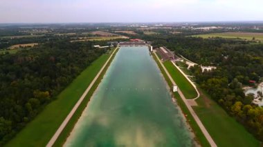 Regattastrecke Oberschleissheim, Münih, Almanya 'nın havadan çekimi. Bavyera 'daki tarihi Olimpiyat kürek gölü, kültür mirası, spor salonu ve çarpıcı insansız hava aracı görüntüleri..