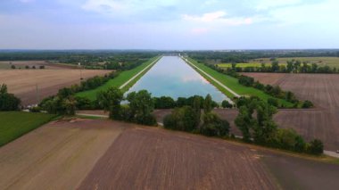 Almanya, Münih 'teki Regattastaz Oberschleissheim' in çarpıcı hava manzarası. Yapay göl, Olimpiyat Yaz Oyunları doğa ve park alanlarıyla çevrili kürek ve kano için mekan
