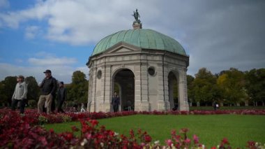 12 Ekim 2025. Münih, Almanya. Hofgarten am Odeonsplatz 'ı ara. Ekim ayında, Hofgarten 'de, turistler yürüyor, Dianatempel yakınlarındaki sonbahar güzelliğinin tadını çıkarıyorlar, Rönesans şehir merkezinin mücevheri