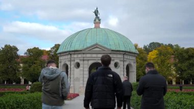 12 Ekim 2025. Münih, Almanya. Hofgarten am Odeonsplatz 'ı ara. Münih, Hofgarten ve Dianatempel 'de sonbahar hafta sonu, turistler geziniyor, Residenz yakınlarındaki güzel Rönesans bahçesi.