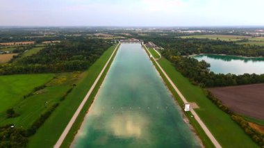 Drohnenaufnahme der Regattaanlage Feldmoching-Oberschleissheim, Muenchen, Deutschland 'de. Tarihler Erbe, Sportstaette, Natur, Wiesen ve Waldlandschaft.