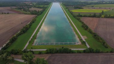 Drohnenaufnahme der Regattaanlage Feldmoching-Oberschleissheim, Muenchen, Deutschland 'de. Tarihler Erbe, Sportstaette, Natur, Wiesen ve Waldlandschaft.