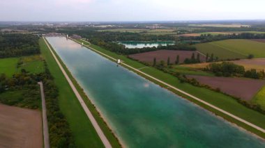 Luftaufnahme des Olympischen Regattazentrums Muenchen, Deutschland. Olympia-Ruder-und Kanustrecke in Dachauer Moos, mit See, Natur und Tribuene.