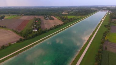 Regattastrecke Oberschleissheim, Münih, Almanya 'nın havadan çekimi. Bavyera 'daki tarihi Olimpiyat kürek gölü, kültür mirası, spor salonu ve çarpıcı insansız hava aracı görüntüleri..
