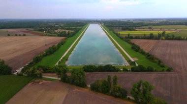 Luftaufnahme des Olympischen Regattazentrums Muenchen, Deutschland. Olympia-Ruder-und Kanustrecke in Dachauer Moos, mit See, Natur und Tribuene.