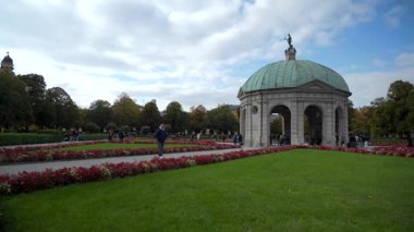 12 Ekim 2025. Münih, Almanya. Hofgarten am Odeonsplatz 'ı ara. Münih Hofgarten 'deki manzara parkı, Dianatempel' de yürüyen insanlar, şehir rahatlığı ve tarihi güzellik..