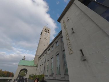 2 Ekim 2025. Münih, Almanya. Alman Müzesi 'nin yer aldığı Münih' in şehir manzarası, Isar Nehri üzerinde kültürel dönüm noktası ve mimari bir nokta, kalabalıklarla çevrili. Bilim ve mimari