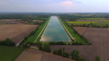 Almanya, Münih 'teki Regattastaz Oberschleissheim' in çarpıcı hava manzarası. Yapay göl, Olimpiyat Yaz Oyunları doğa ve park alanlarıyla çevrili kürek ve kano için mekan