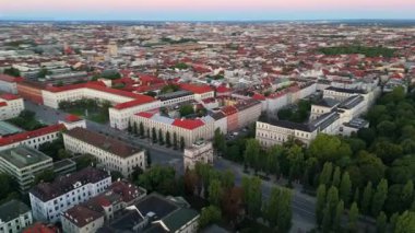 Muenchen 'deki Aerial Ansicht des Siegestors, Triumphbogen, Bavaria mit Loewen, Ludwigstrasse, Leopoldstrasse, historisches Stadtzentrum, optimal fuer Luftaufnahmen, Reise- und Architekturvideo