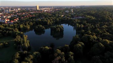 Luftaufnahme vom Englischen Garten mit Kleinhesseloher Münih, Bayern 'de. Tarihçi Park mit Inseln, Wasser, Seehaus und Natur. Beliebte Sehenswuerdigkeit und Ausflugsziel Almanya 'da