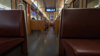 15 Kasım 2025. Münih, Almanya. Fahrzeuge der Muenchner U-Bahn Typ A. Retro U-Bahn Wagen von innen bei der Fahrt auf der Linie U4 in Muenchen, Deutschland. Münih 'te eski bir metro vagonu.