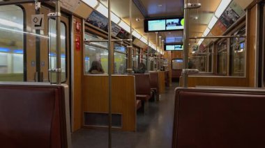 15 Kasım 2025. Münih, Almanya. Fahrzeuge der Muenchner U-Bahn Typ A. Retro U-Bahn Wagen von innen bei Fahrt auf Linie U4 in Muenchen, Deutschland. Eski Münih metro treni U4 hattında.