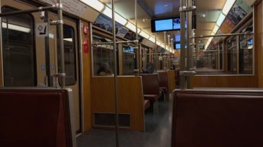 15 Kasım 2025. Münih, Almanya. Fahrzeuge Muenchner U-Bahn Typ A. Retro U-Bahn Wagen von innen bei der Fahrt auf Linie U4 in Muenchen, Deutschland. Tarihi tasarımı olan eski bir metro tasarımı.