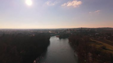 Neuburg an der Donau, Yukarı Bavyera, Almanya 'nın insansız hava aracı videosu Tuna Nehri üzerinde tarihi merkez ve Residenzschloss Neuburg' u gösteriyor. Güneşli Aralık ışığı ufuk çizgisini ve eski kasabayı vurguluyor