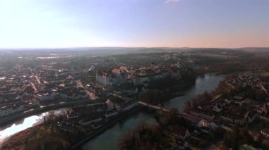 Residenzschloss, eski kasaba sokakları ve Tuna Nehri 'nin yer aldığı Neuburg an der Donau, Yukarı Bavyera' nın insansız hava aracı görüntüleri. Kış ışığı ve açık gökyüzü nehir kenarı manzarasını güzelleştiriyor..