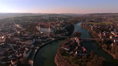 Neuburg an der Donau, Yukarı Bavyera 'nın tarihi insansız hava aracı perspektifi. Eski şehrin havadan görünüşü, saray kompleksi ve Tuna Nehri berrak kış gökyüzü ve parlak güneş ışığı altında..